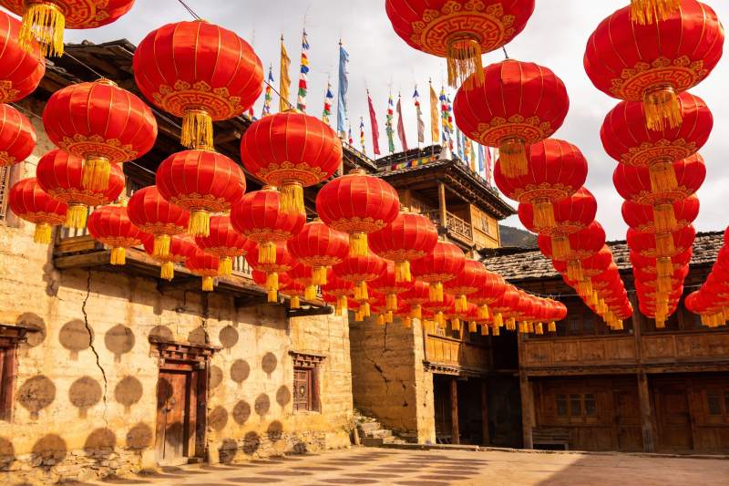 古村红灯笼高挂迎新春图片