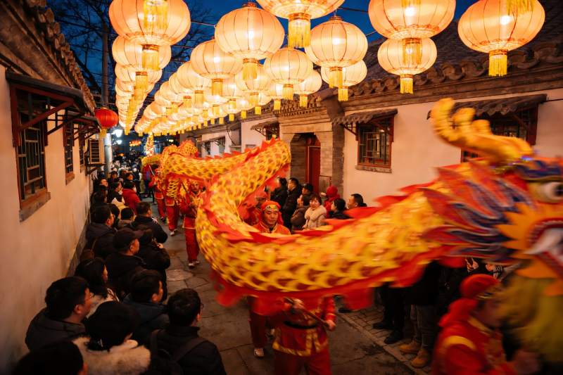 夜街舞龙灯会热闹非凡图片