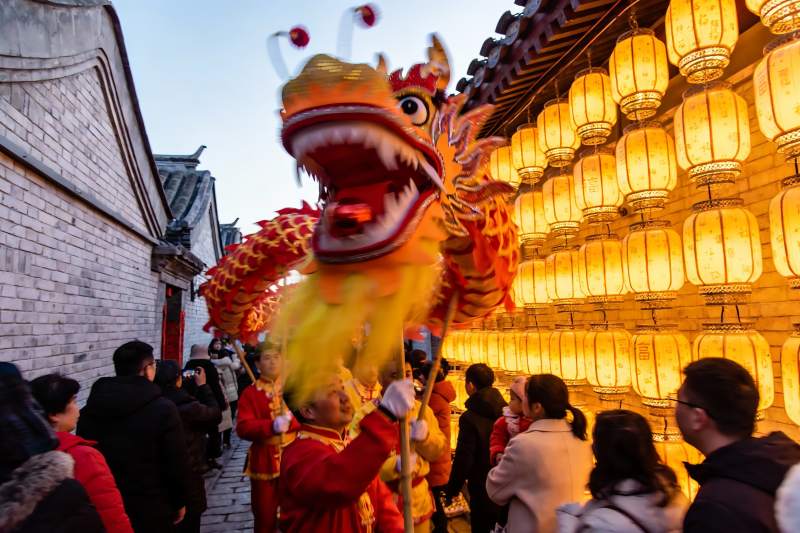 元宵节舞龙灯热闹场景图片