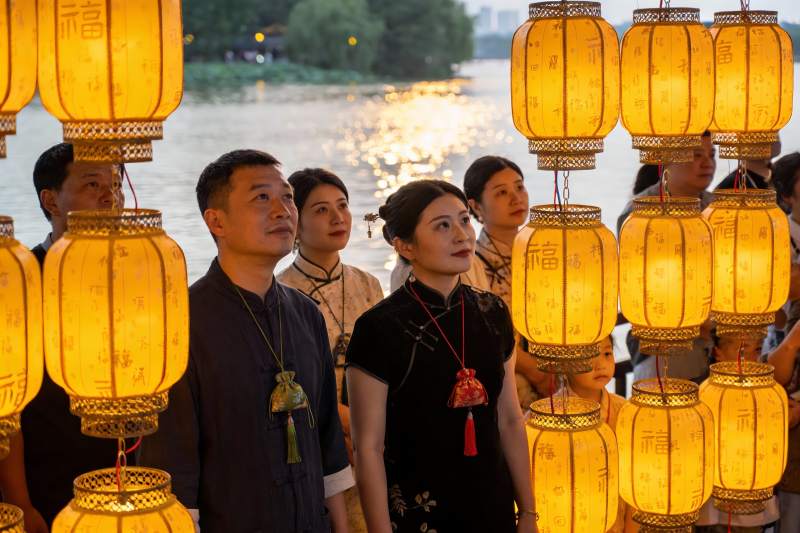 夜游河畔赏灯笼人群图片