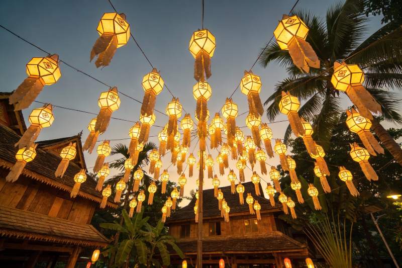 夜幕下悬挂的灯笼与建筑图片