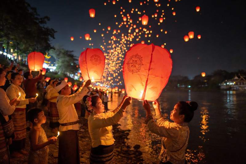 夜放孔明灯祈福人群图片