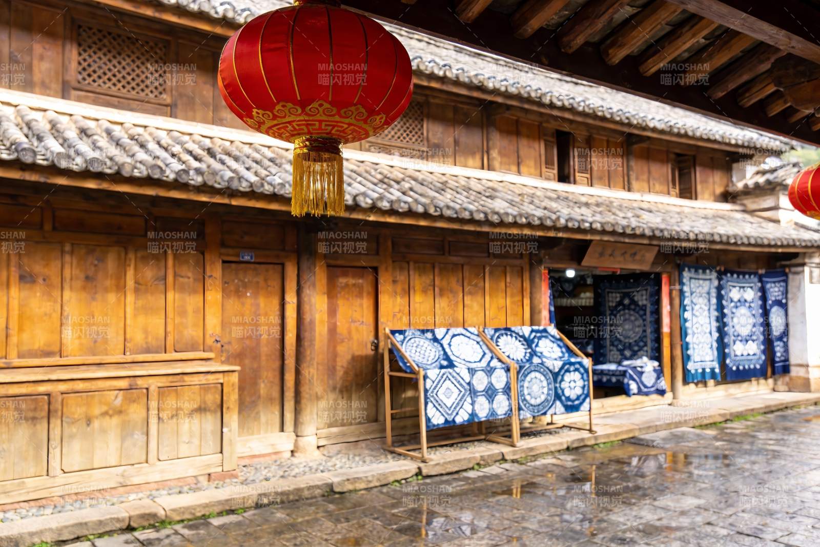 古色古香建筑前的蓝印花布图片