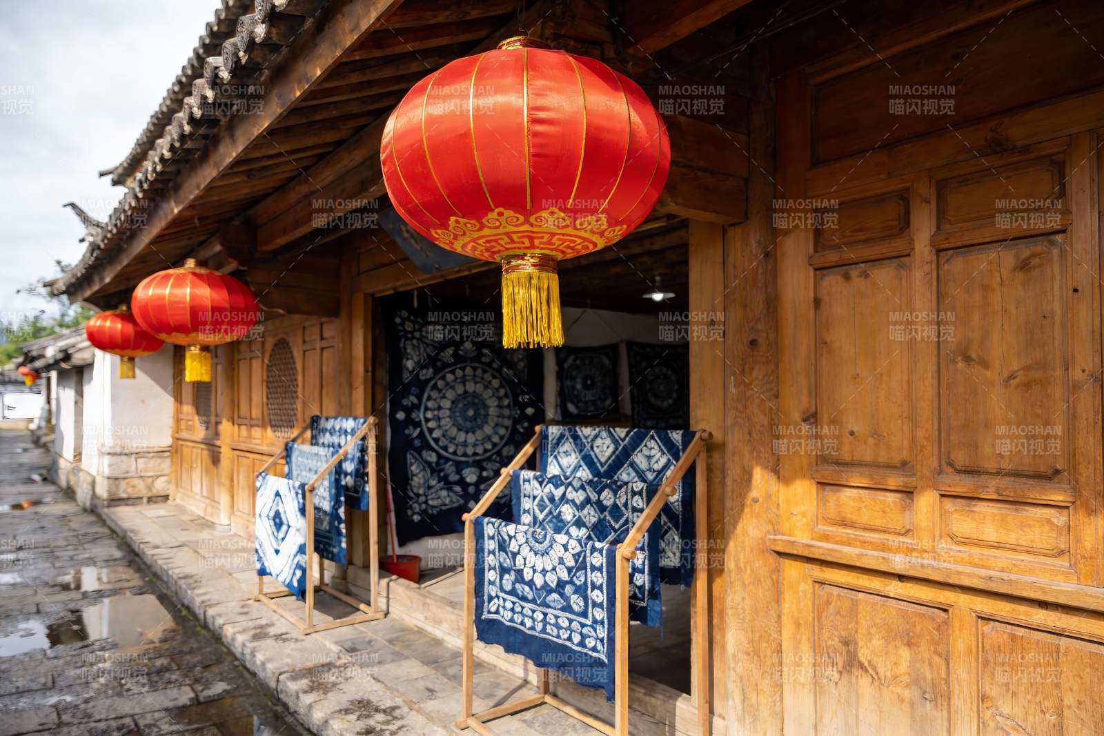 古街木屋红灯笼与蓝印花布图片