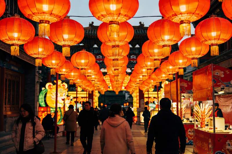 灯笼高挂夜市繁华景象图片