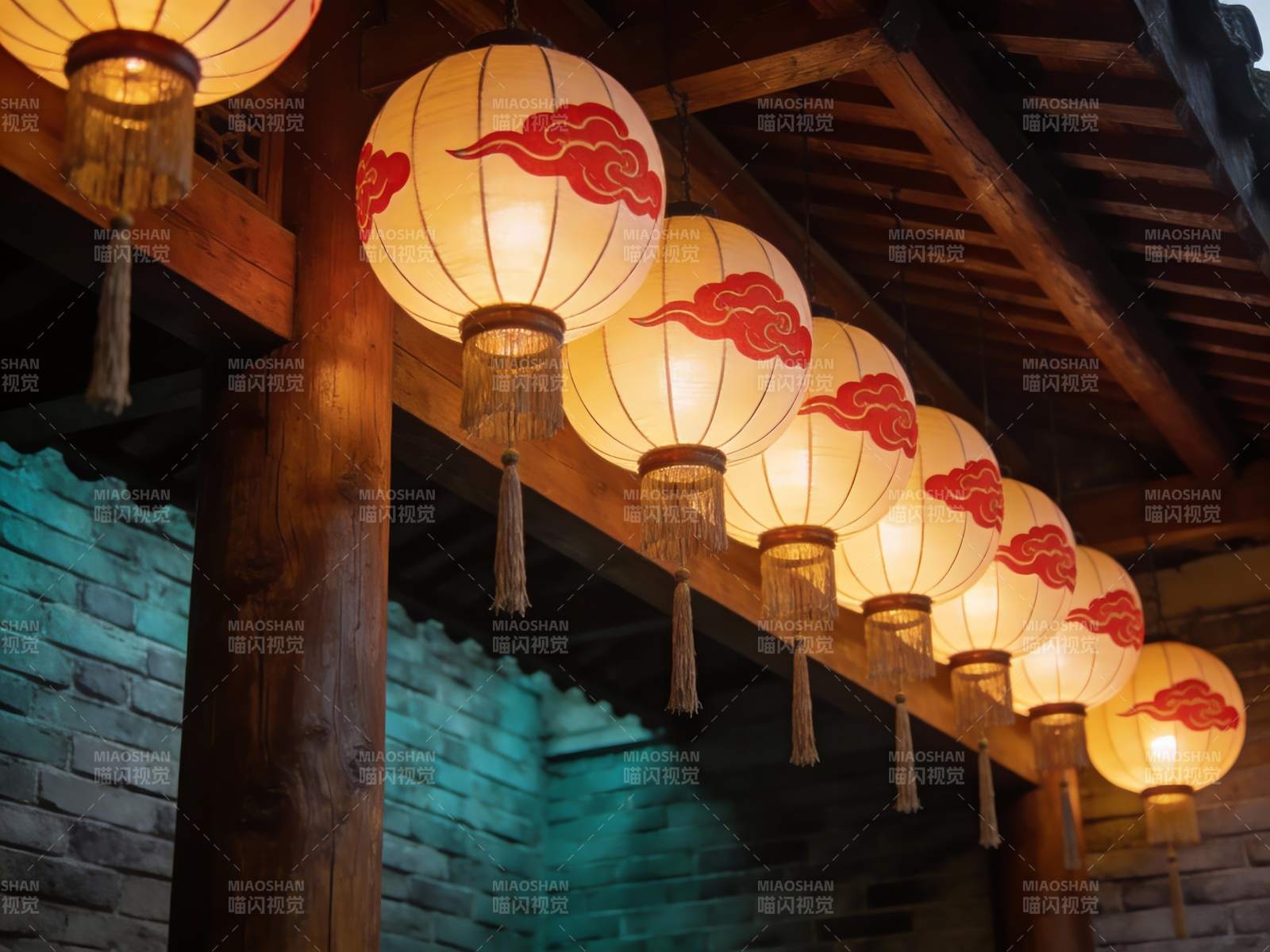 古色古香灯笼挂檐下图片