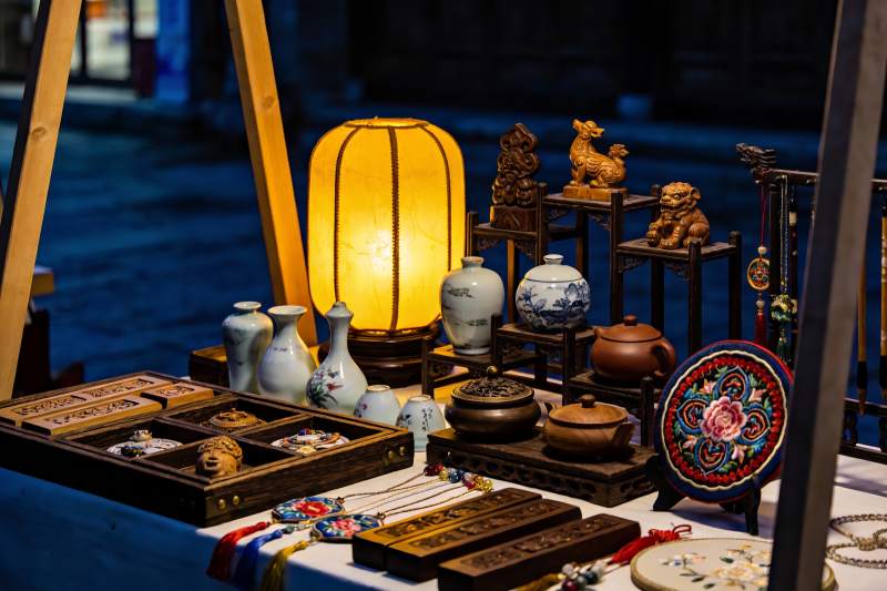 夜市摊位陈列各式传统工艺品图片