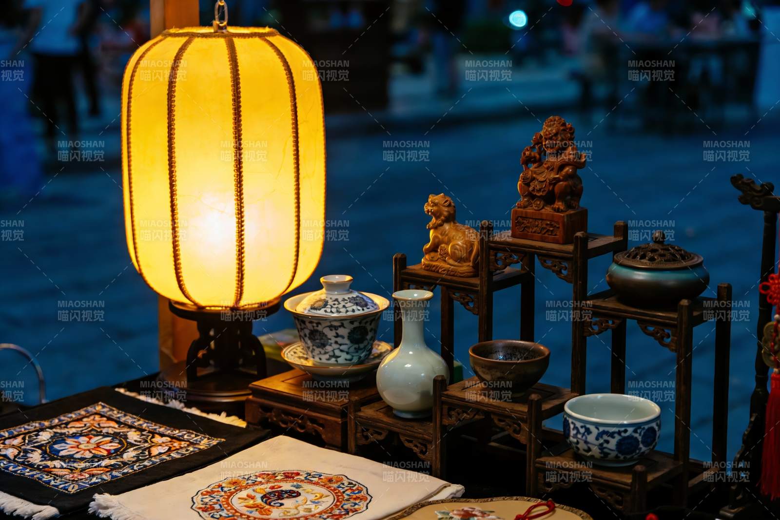 夜市摊位上的中式灯笼与工艺品图片