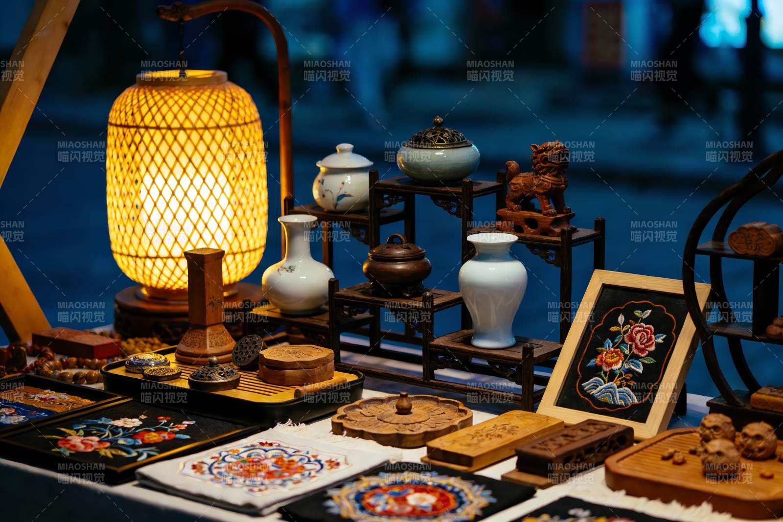 夜市摊位展示传统工艺品图片