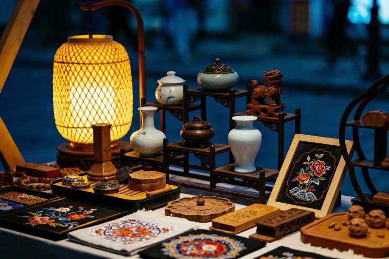夜市摊位展示传统工艺品图片
