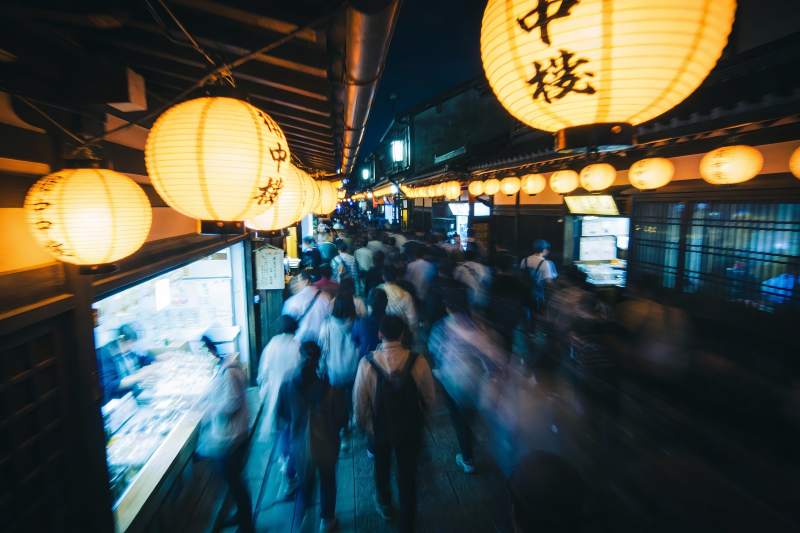 夜市灯笼高挂人群熙攘图片