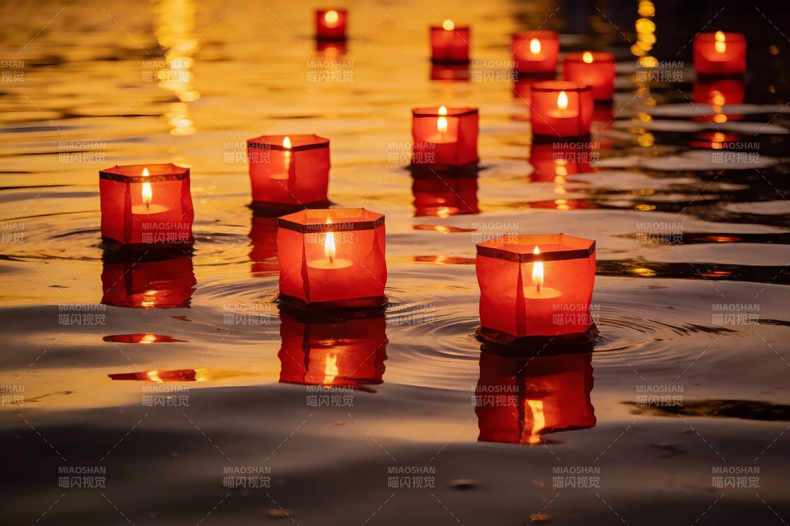 水中漂浮的红色烛灯夜景图片