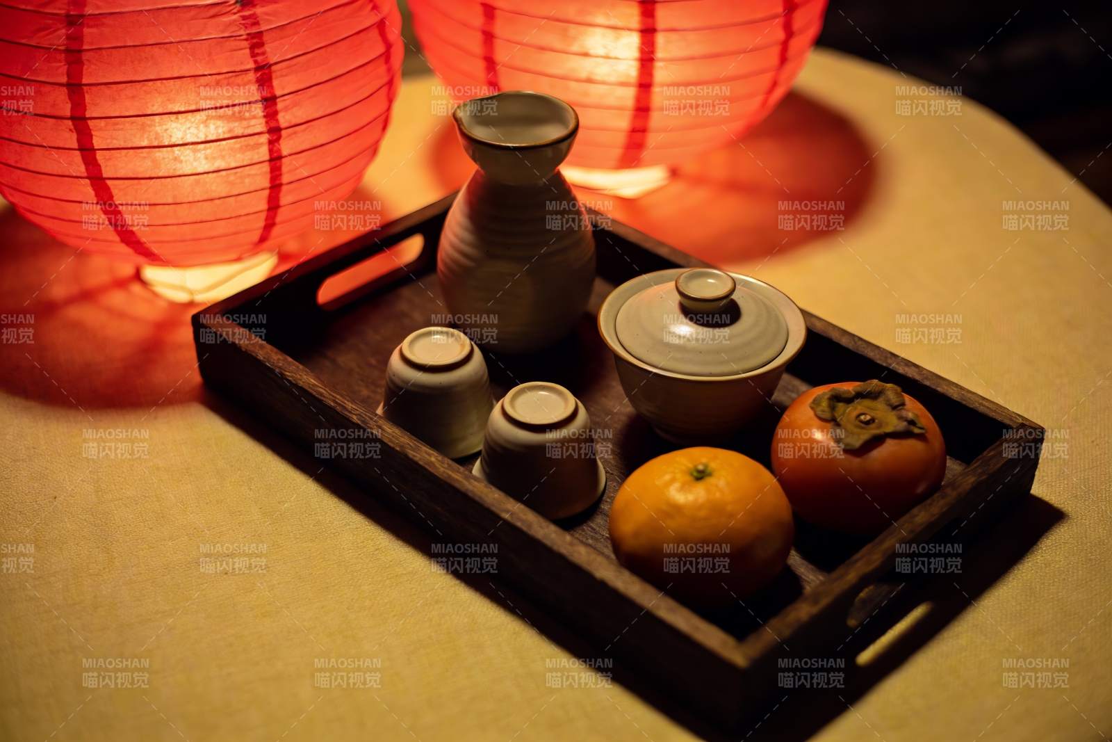 暖光灯笼下的茶果摆盘图片