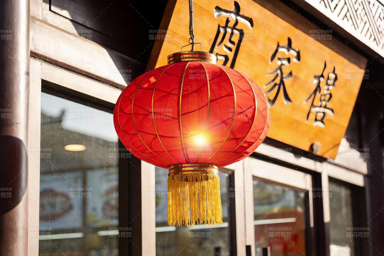 红灯笼映衬古色店铺招牌图片