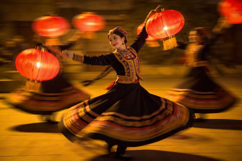 舞者手持红灯笼表演图片