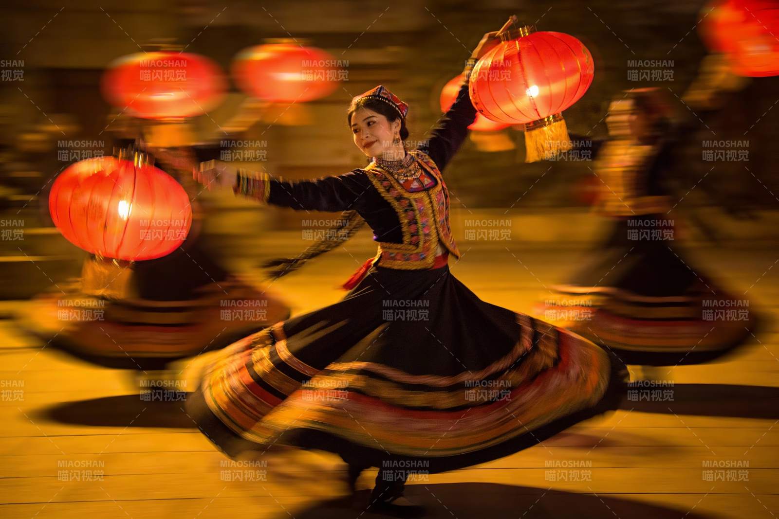 舞者手持红灯笼表演图片