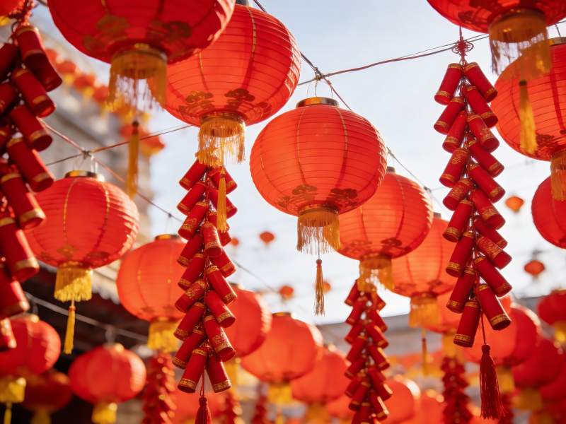 红灯笼与鞭炮挂饰迎新春图片