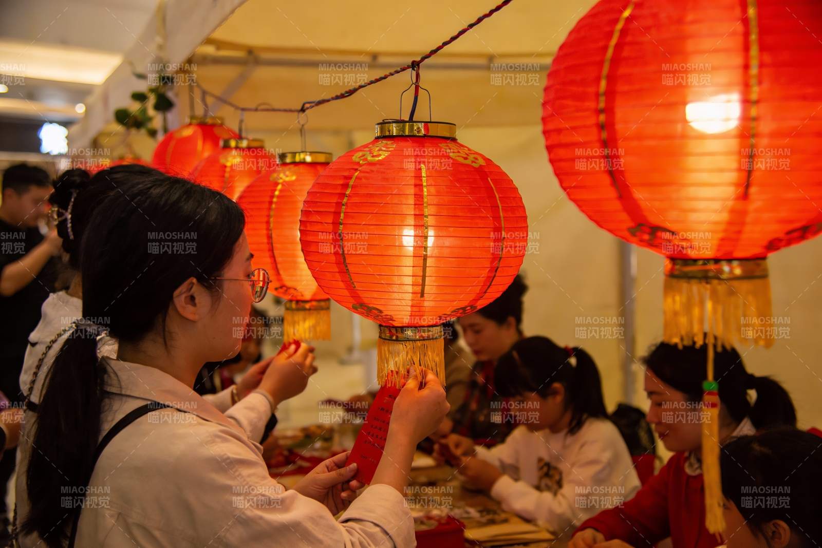 元宵节灯笼制作活动现场图片