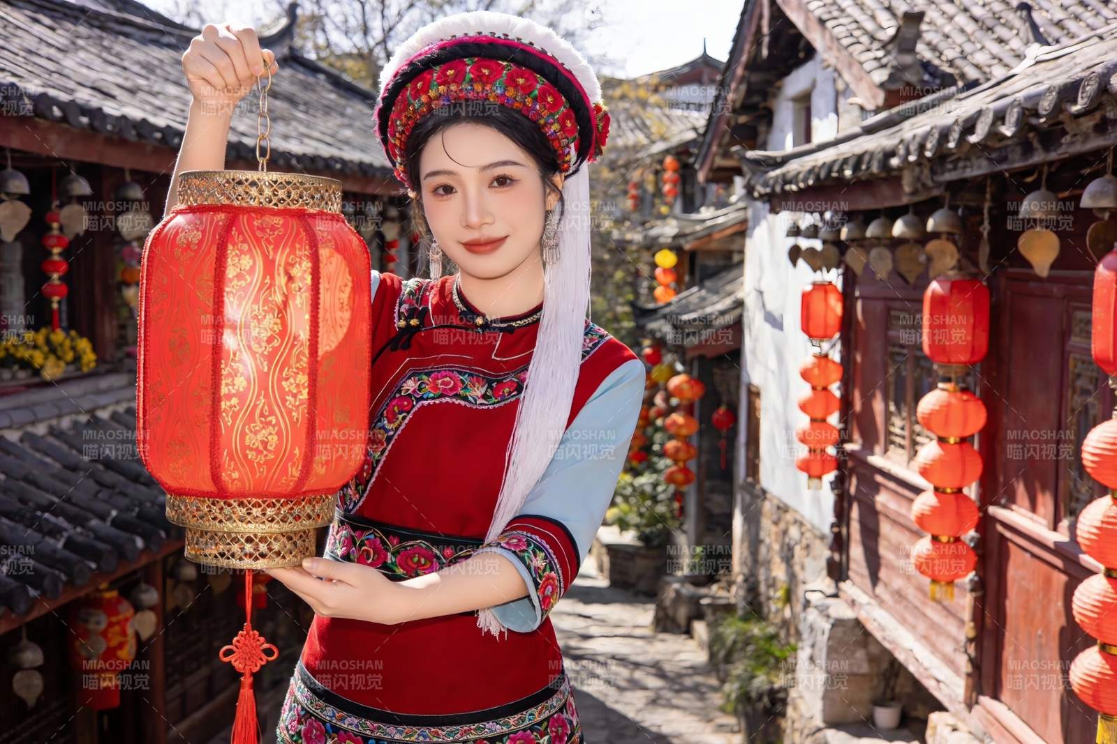 身着民族服饰女子手持红灯笼图片