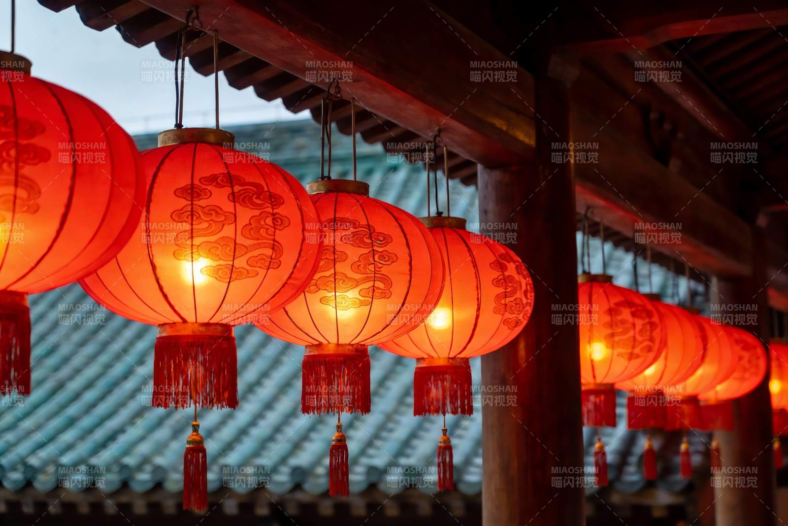 古建筑屋檐下悬挂的红色灯笼图片