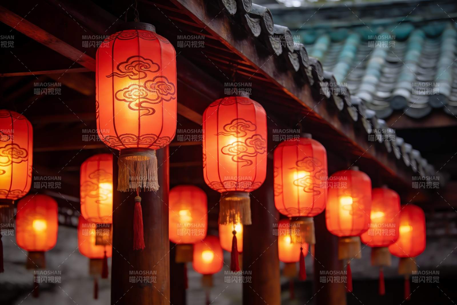 古建筑屋檐下悬挂的红色灯笼图片