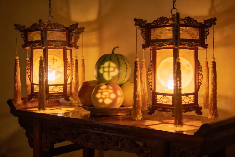 古灯映照瓜果静物图片