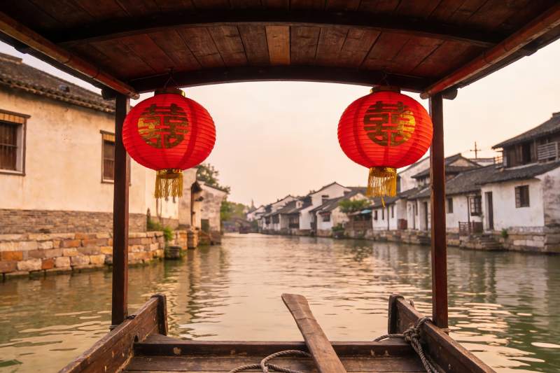 古桥流水红灯笼图片