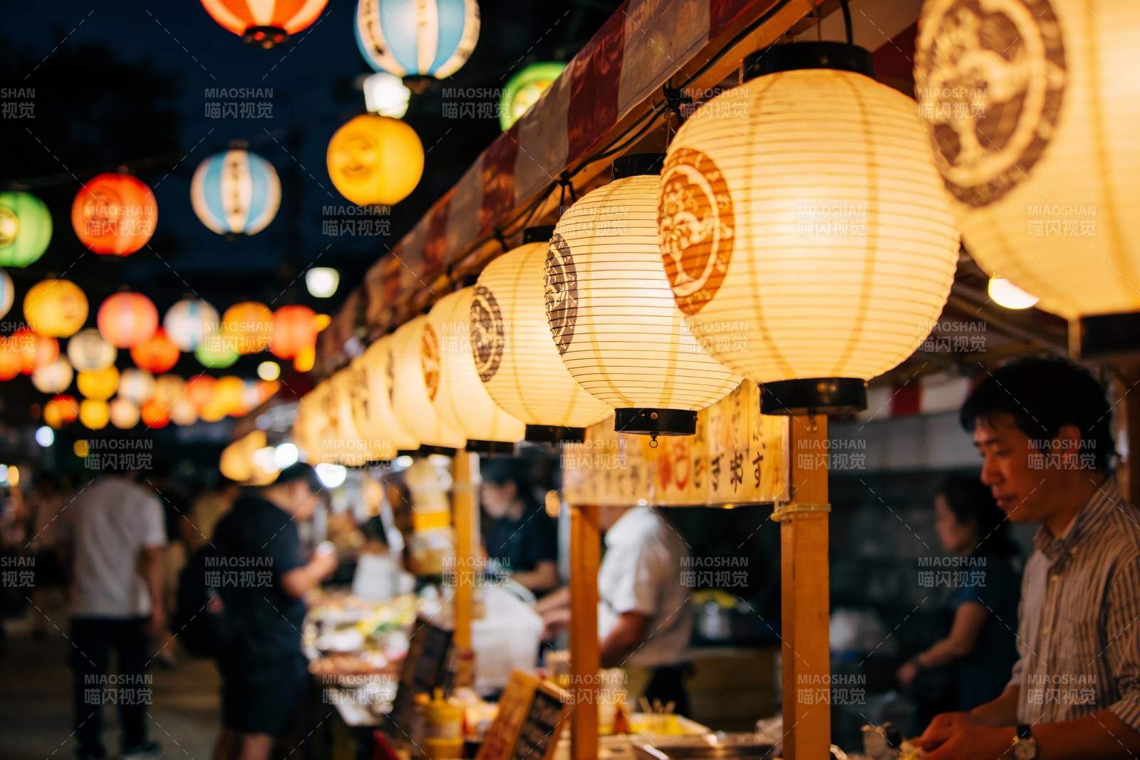 夜市灯笼下的人群熙攘图片