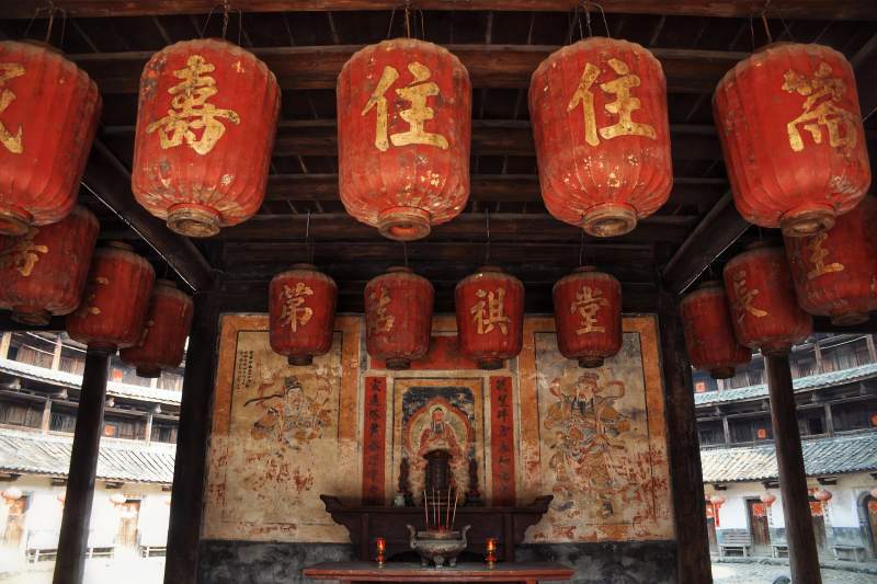 古建筑悬挂红灯笼祈福场景图片