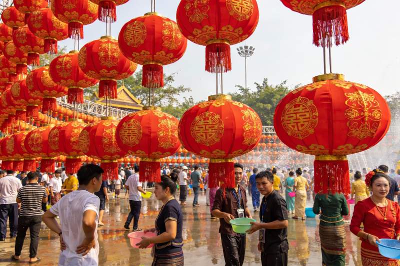 红灯笼节庆人群泼水欢庆图片