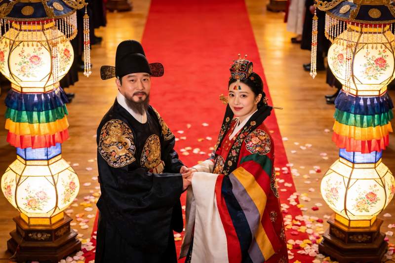 身着传统服饰的新人婚礼场景图片