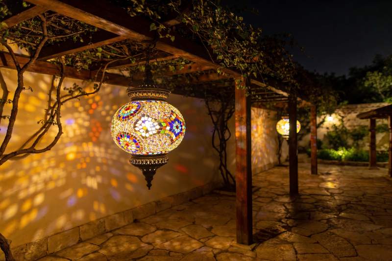 夜景庭院彩灯光影图片