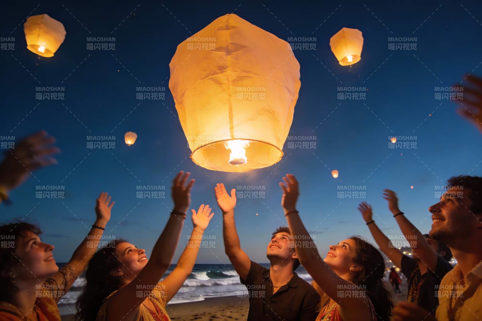 海滩夜放孔明灯祈福图片