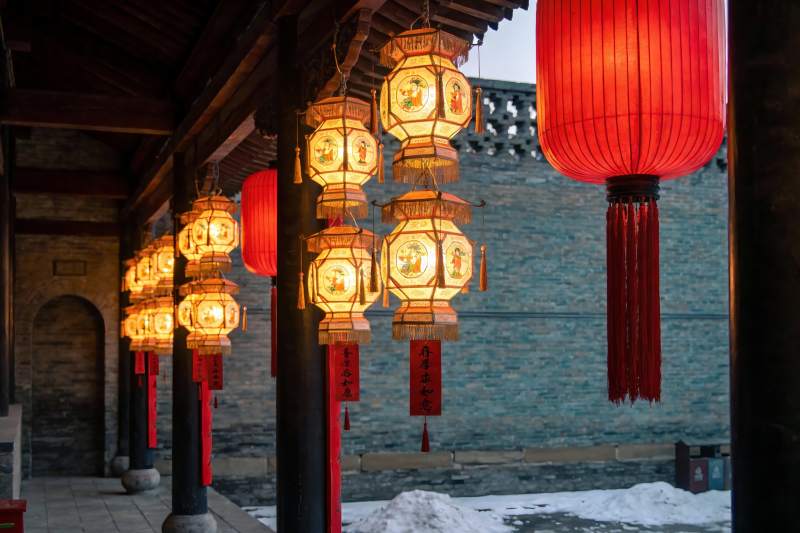 古建筑廊檐挂红灯笼图片