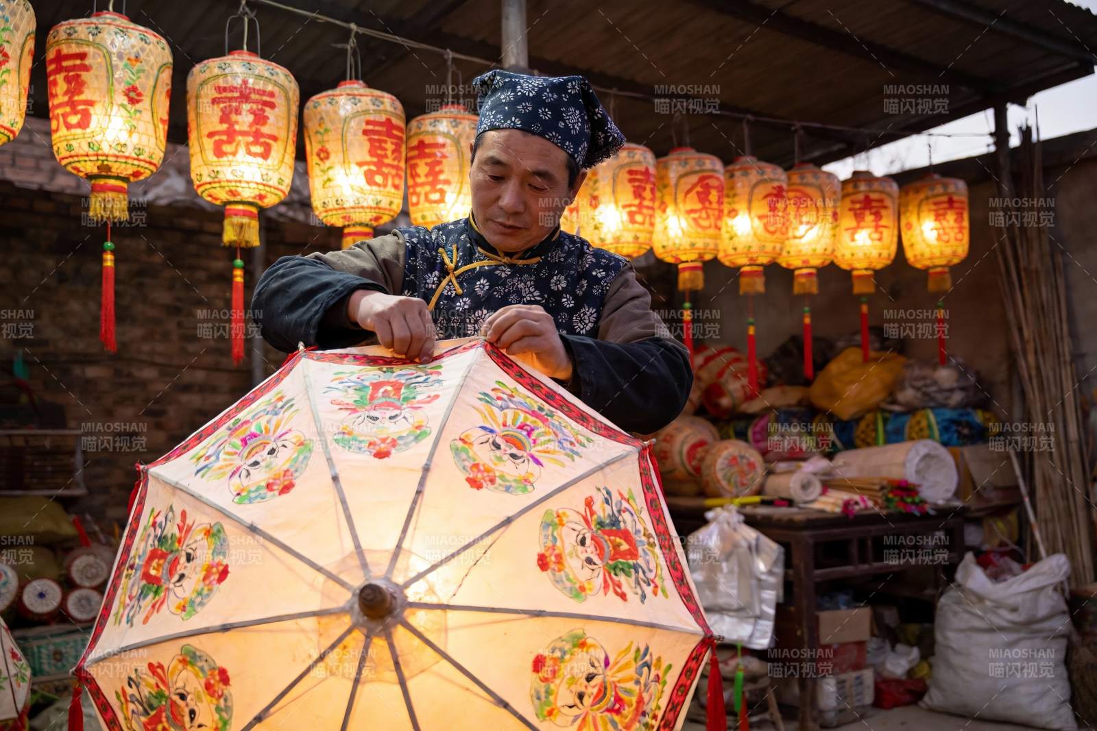 匠人制作传统花伞灯笼图片