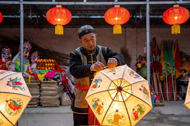 老人制作传统彩绘灯笼图片