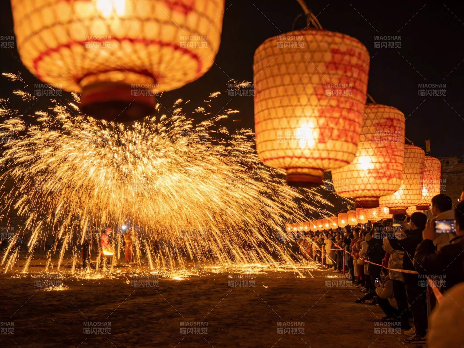 夜空中绽放的烟花与灯笼图片