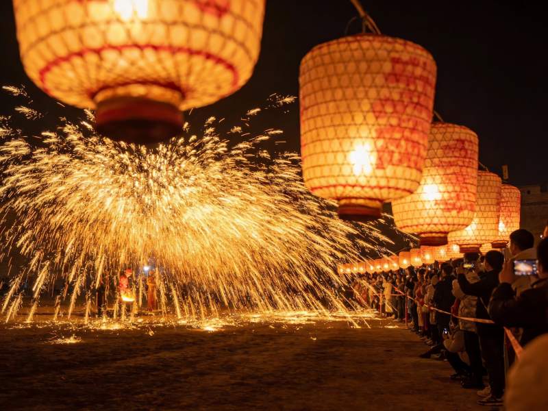 夜空中绽放的烟花与灯笼图片