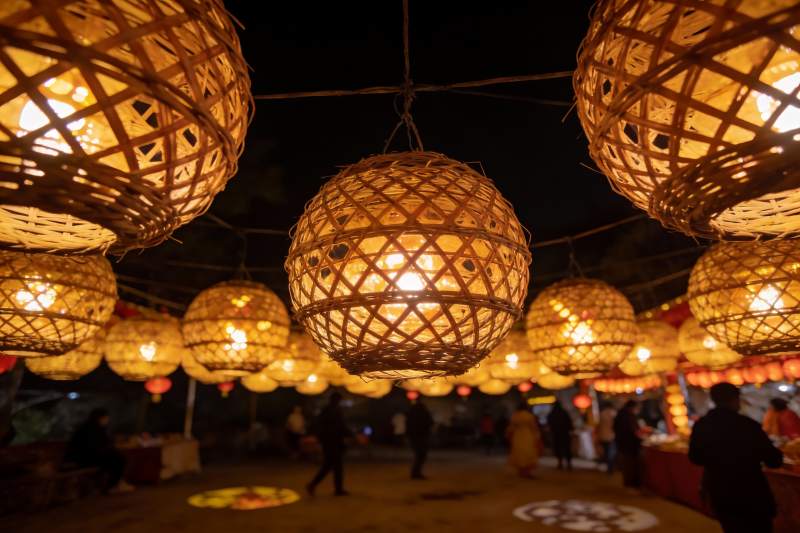夜市竹编灯笼光影图片