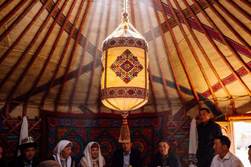 蒙古包内传统装饰与人群图片