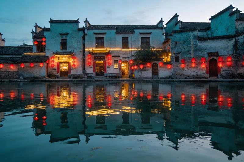 古建筑夜景灯笼倒影图片