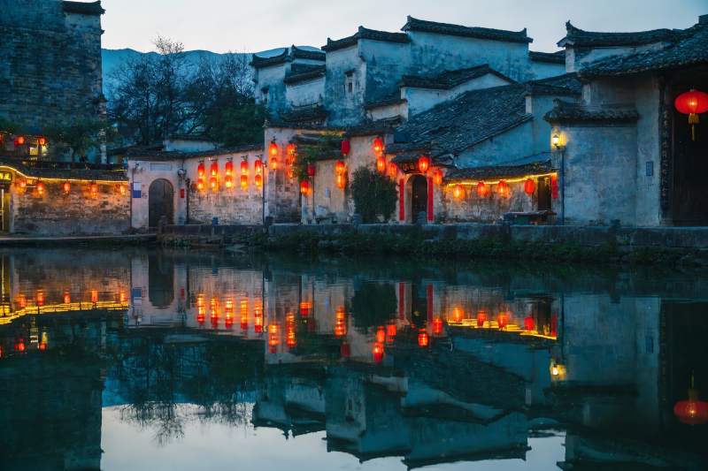 古村夜景灯笼映水图片