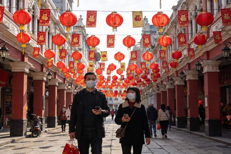 挂满红灯笼的街道行人图片