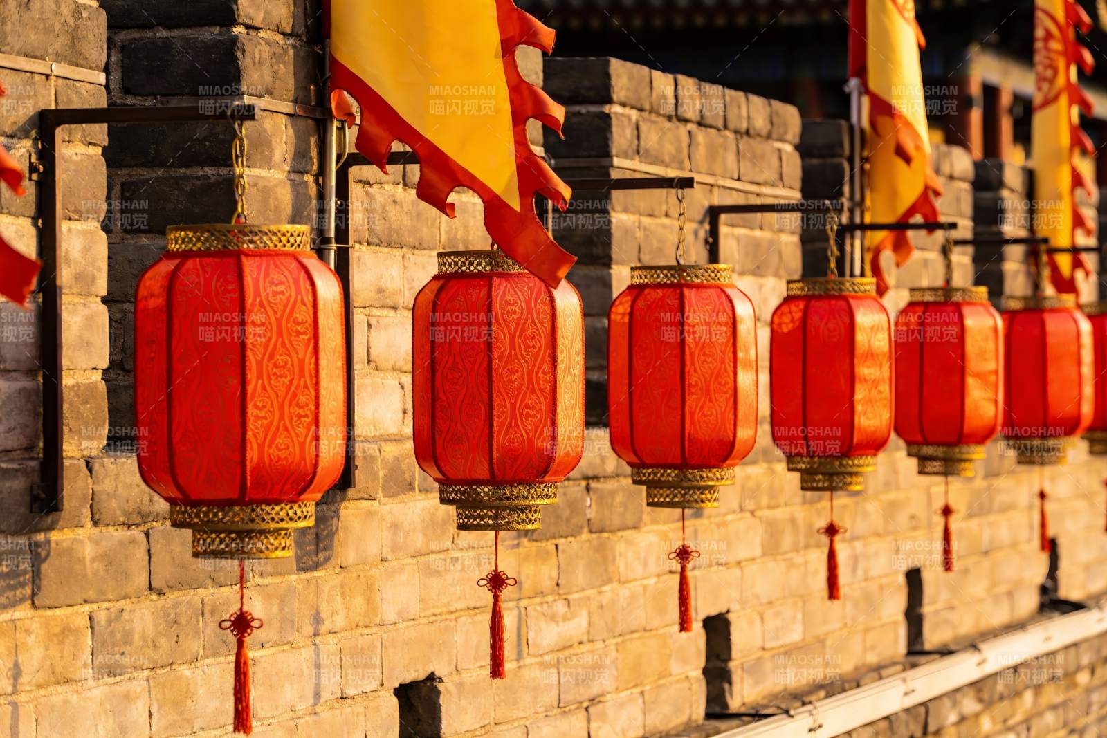 古墙红灯笼迎春挂图片