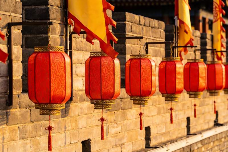 古墙红灯笼迎春挂图片