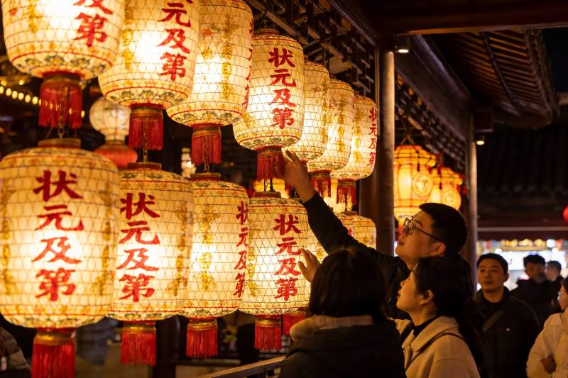 夜市灯笼下人群互动场景图片