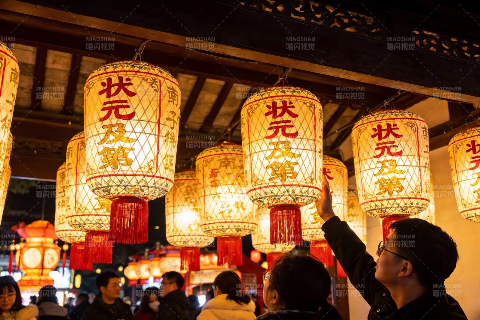 夜市灯笼高挂游人驻足观赏图片