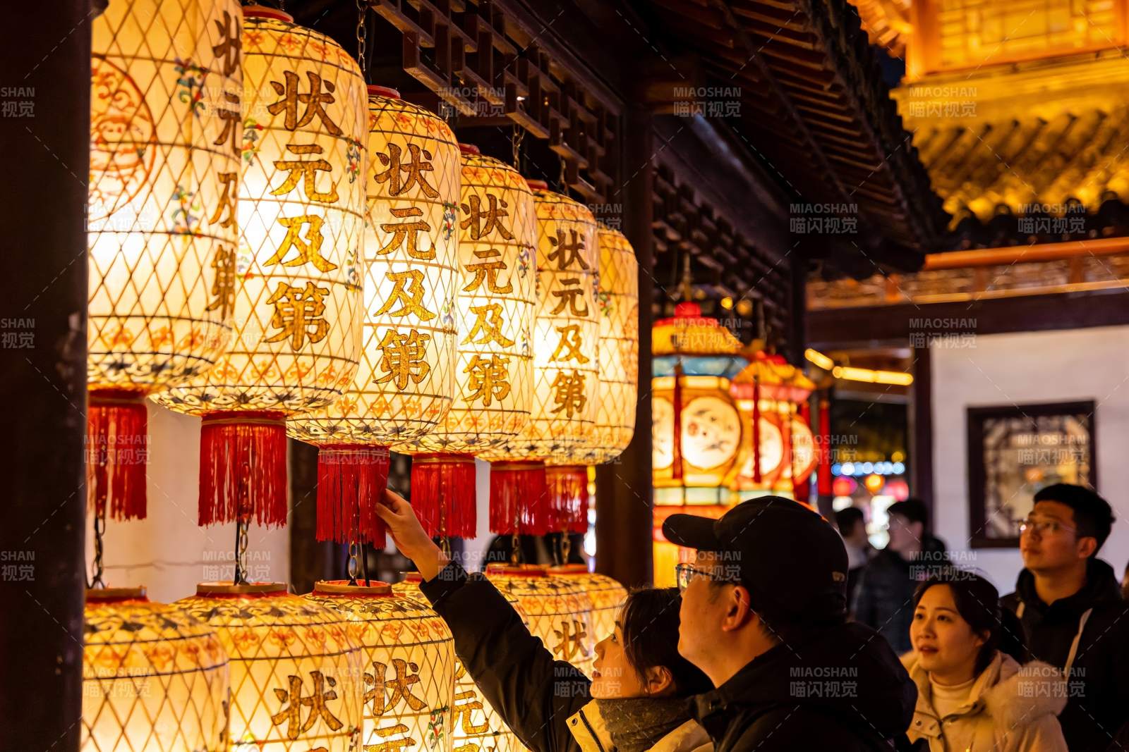 古建筑前游客观赏灯笼夜景图片