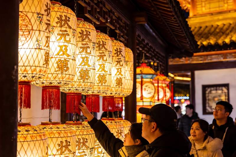 古建筑前游客观赏灯笼夜景图片