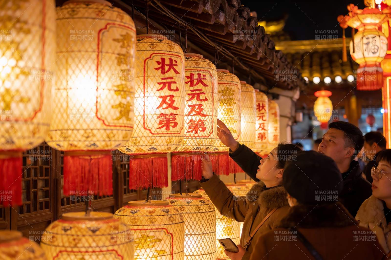夜市灯笼下游客互动场景图片
